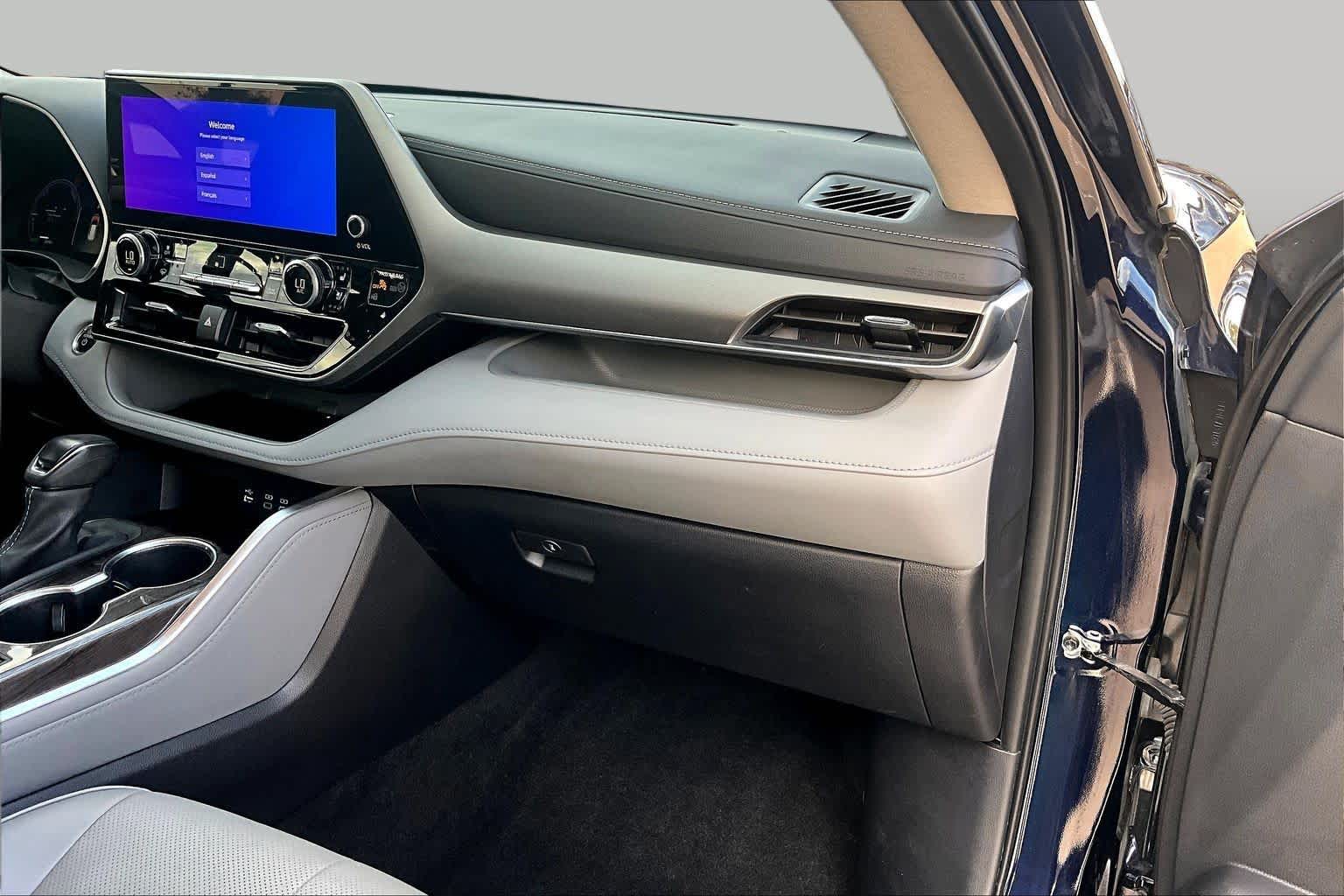 2025 Toyota Highlander photo 19 of 37