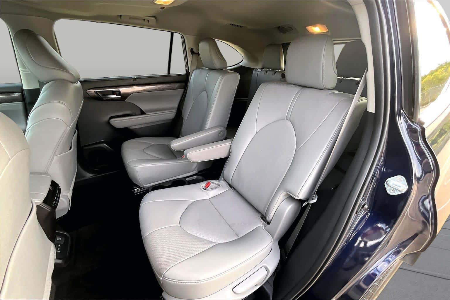 2025 Toyota Highlander photo 21 of 37
