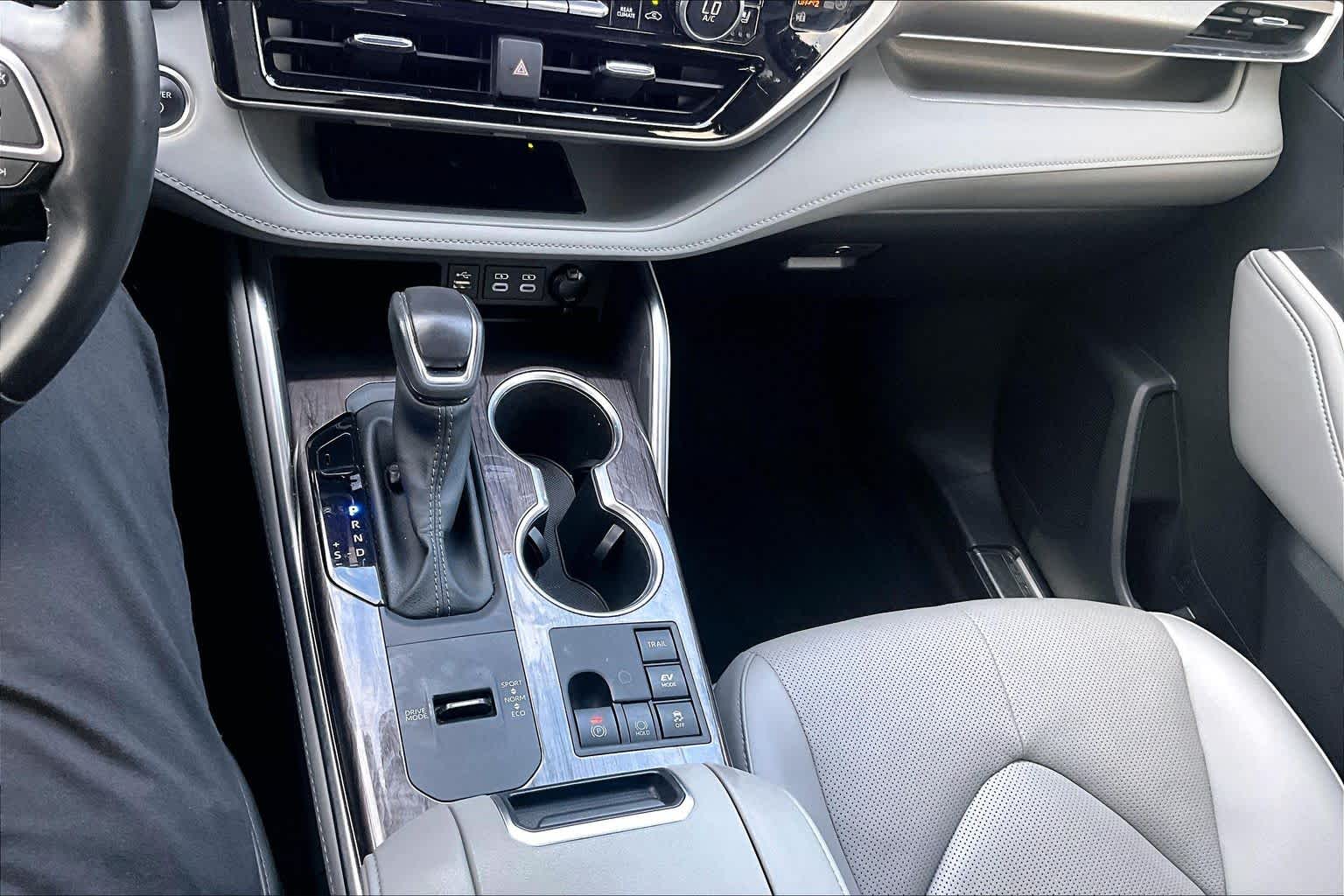 2025 Toyota Highlander photo 35 of 37