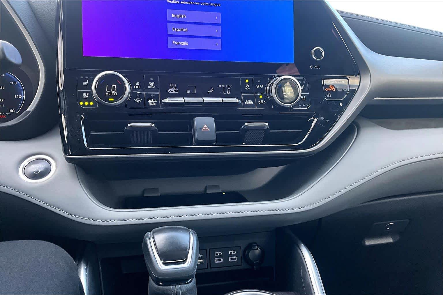 2025 Toyota Highlander photo 34 of 37