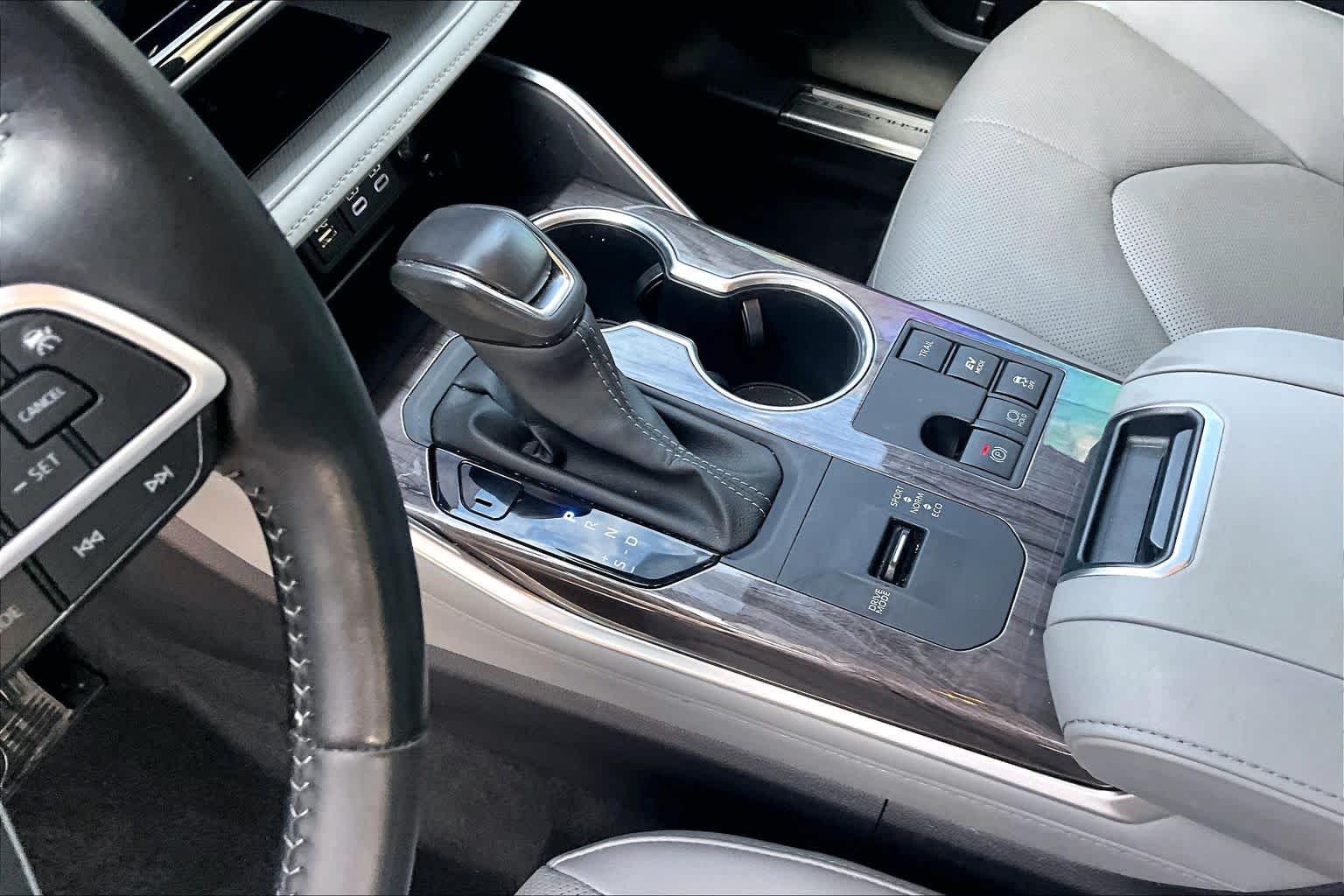 2025 Toyota Highlander photo 17 of 37