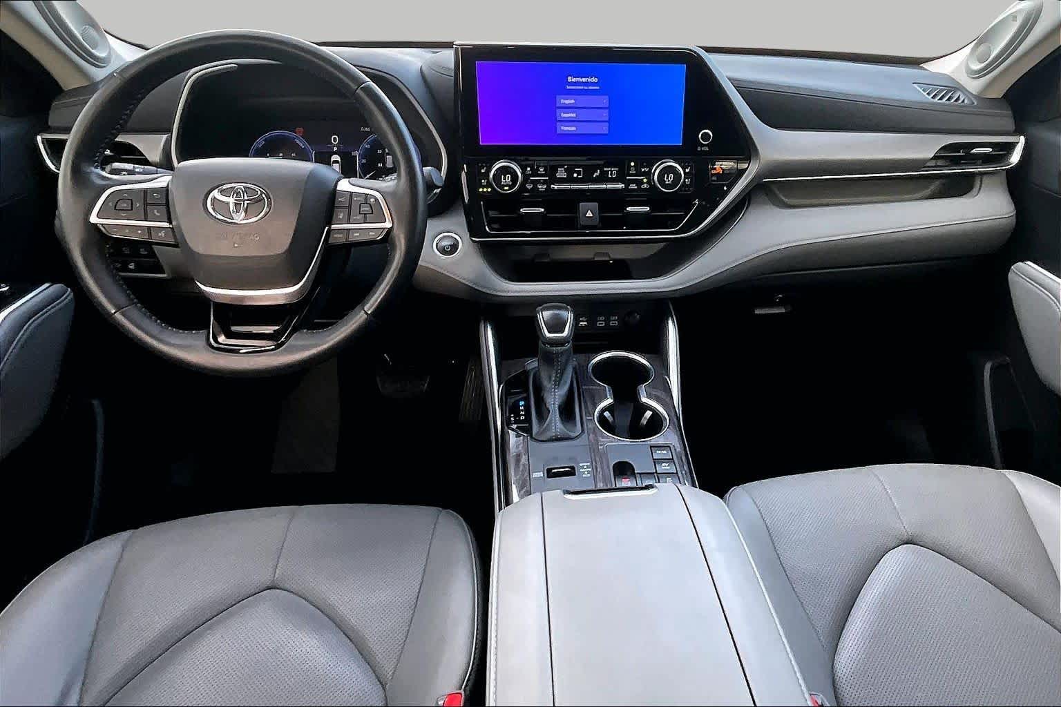 2025 Toyota Highlander photo 16 of 37