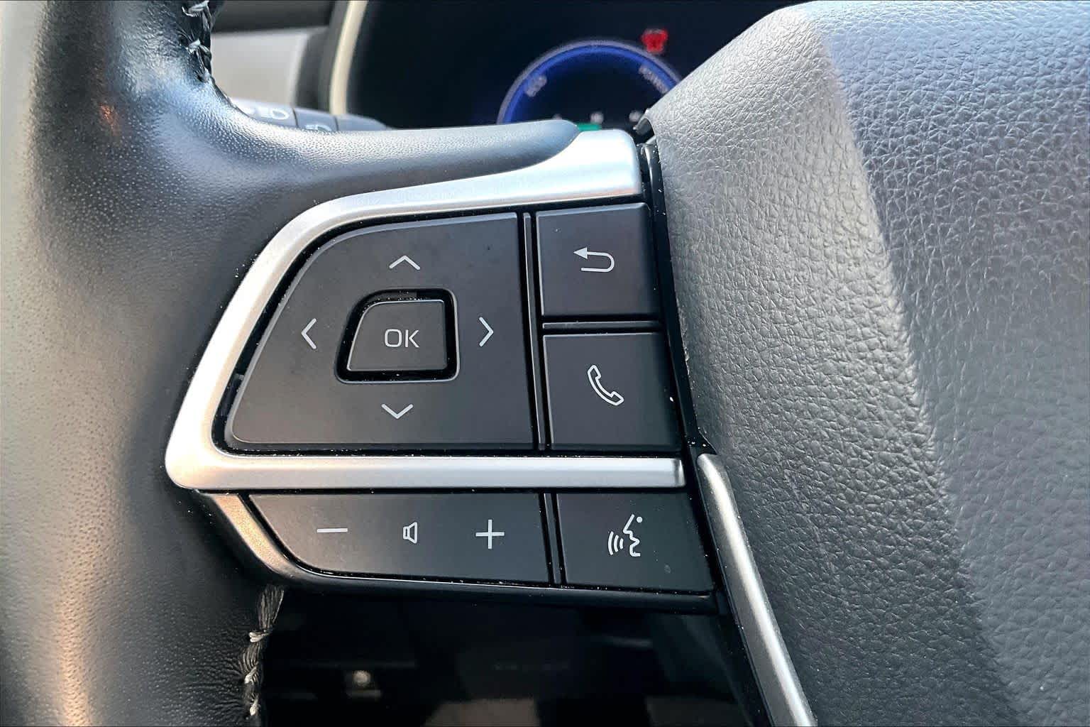 2025 Toyota Highlander photo 24 of 37