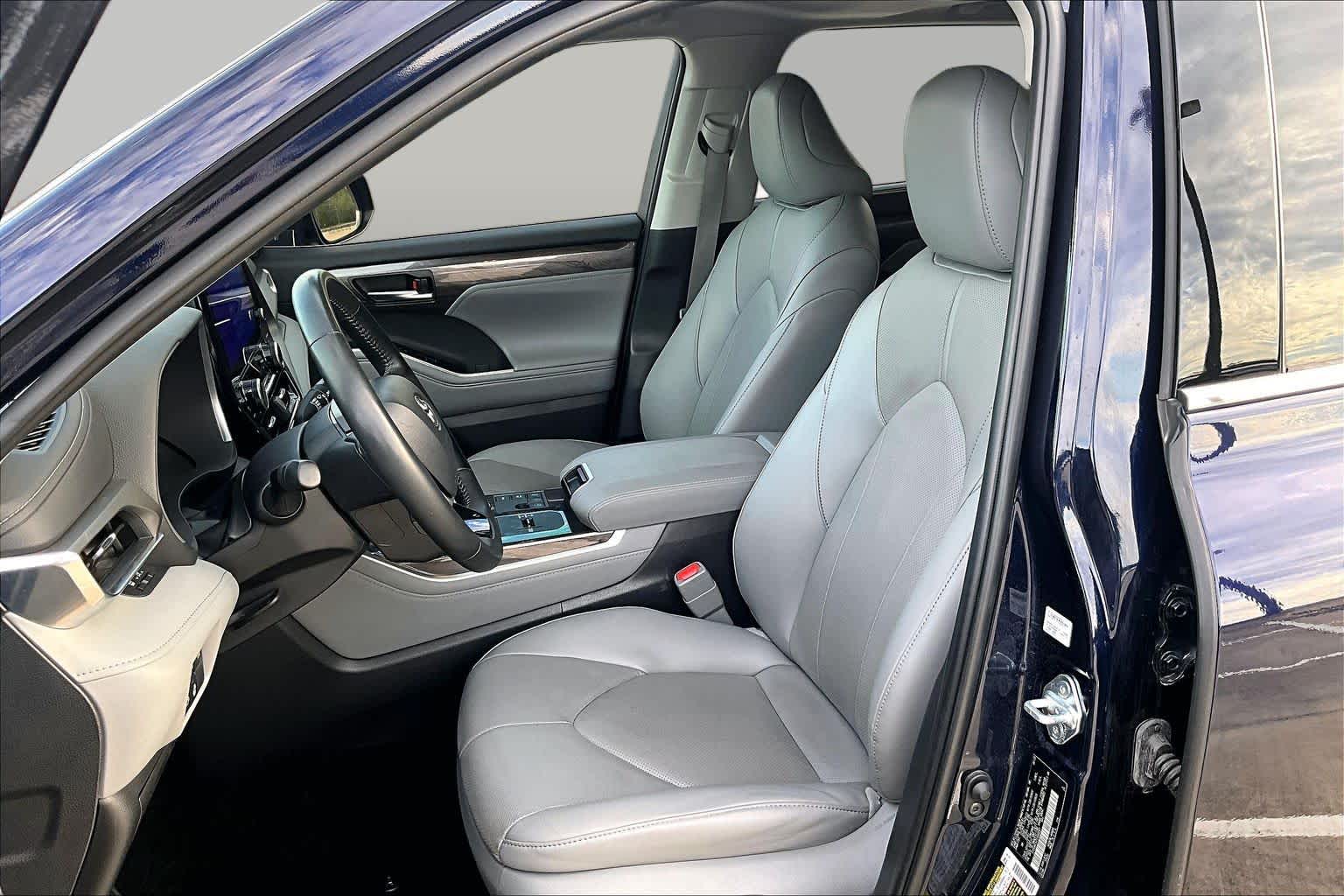 2025 Toyota Highlander photo 8 of 37