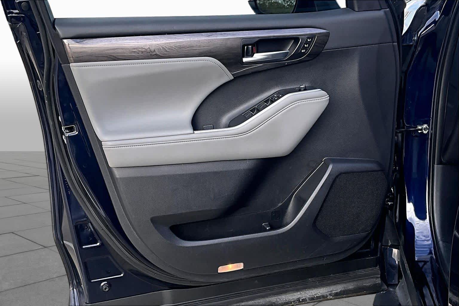 2025 Toyota Highlander photo 22 of 37