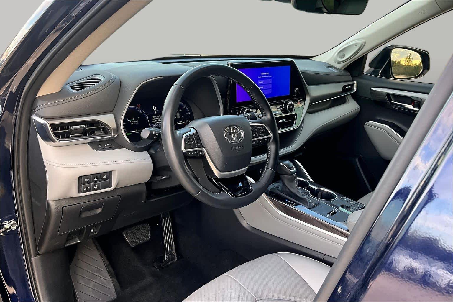 2025 Toyota Highlander photo 18 of 37