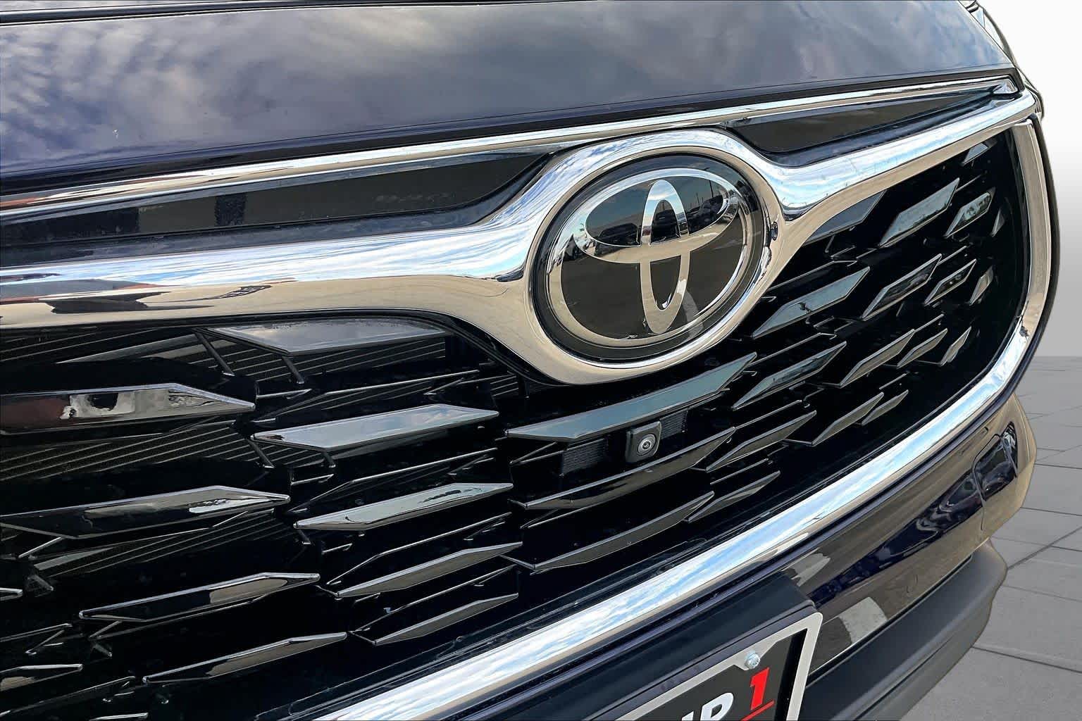 2025 Toyota Highlander photo 30 of 37