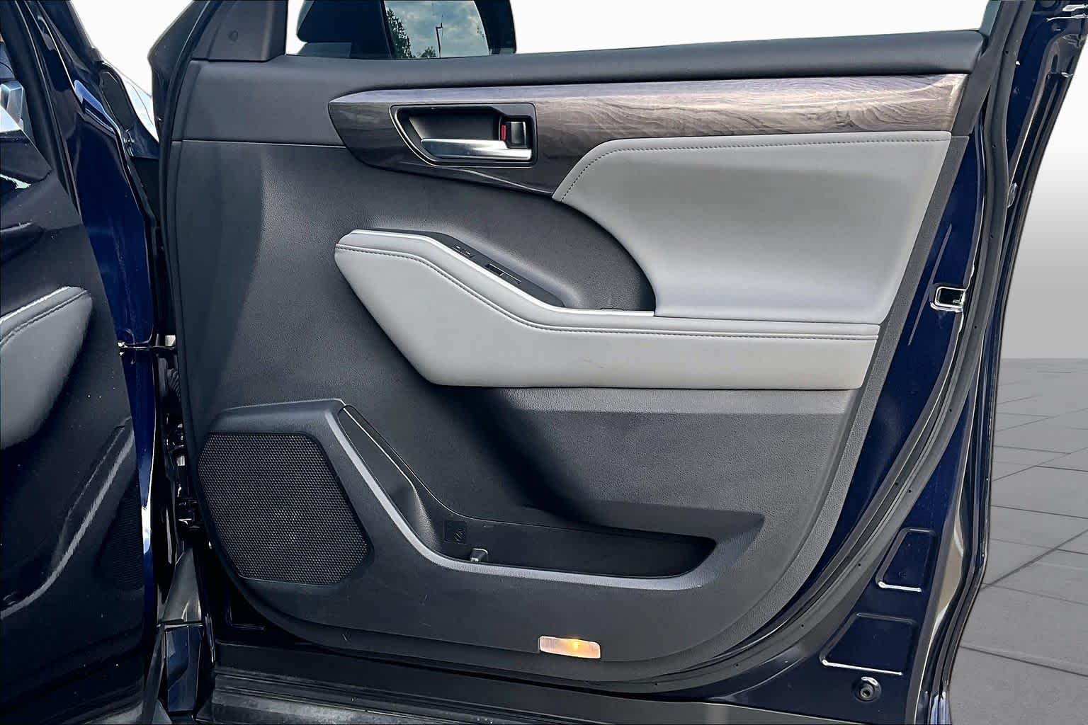 2025 Toyota Highlander photo 23 of 37