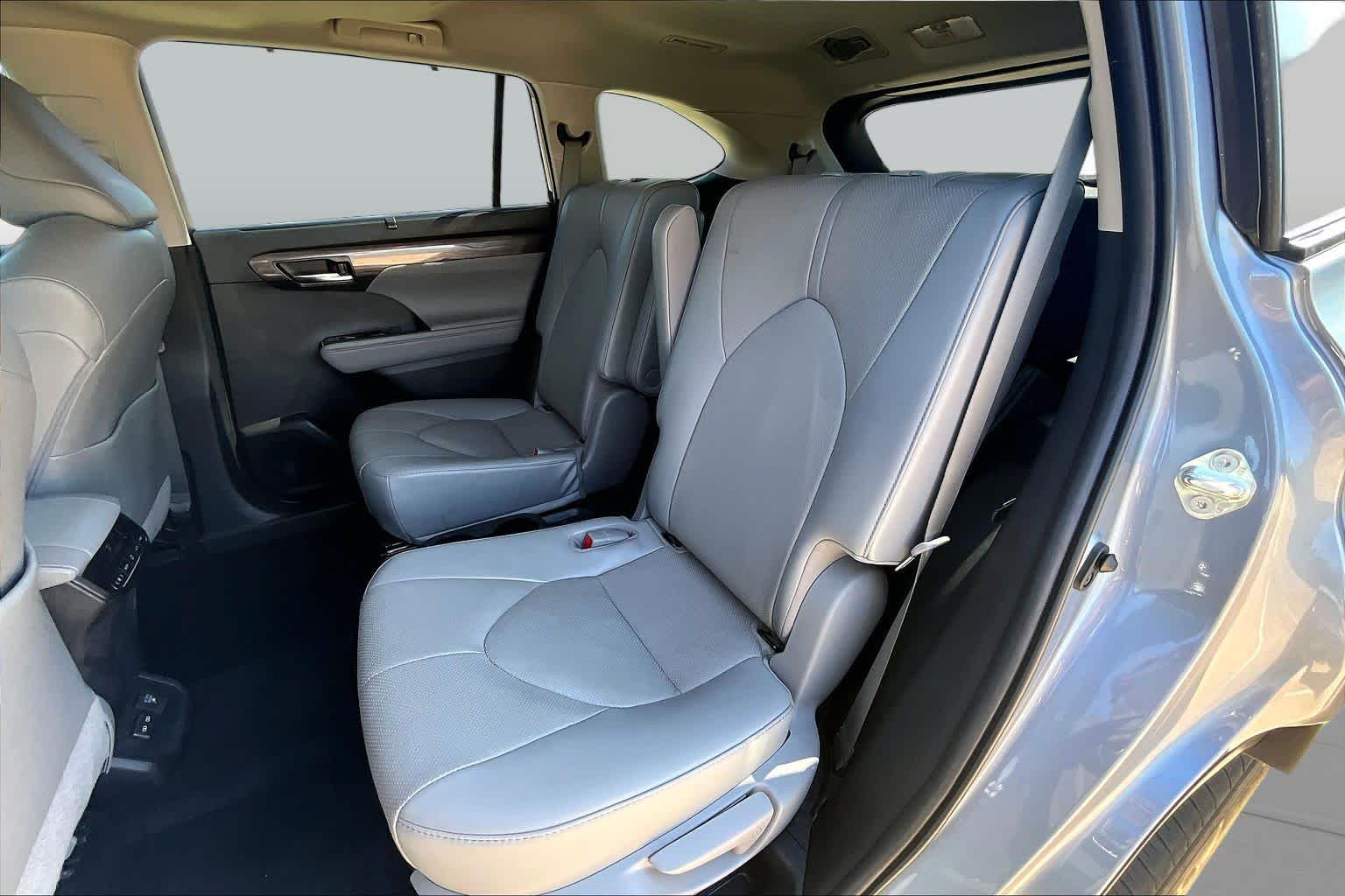 2022 Toyota Highlander photo 21 of 37