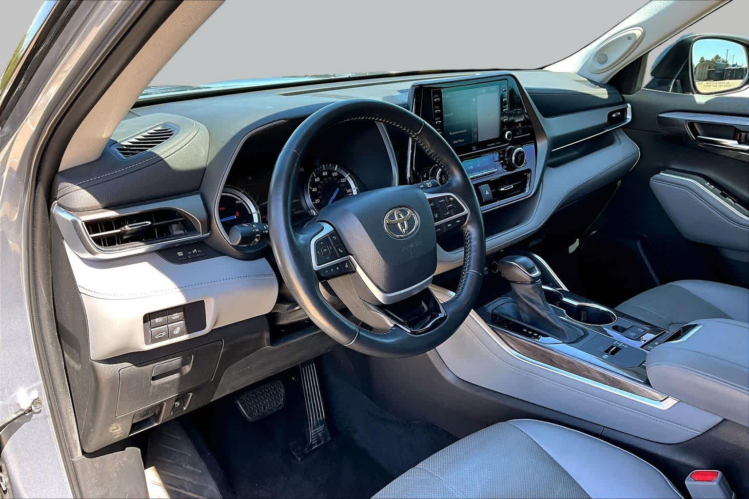 2022 Toyota Highlander photo 18 of 37