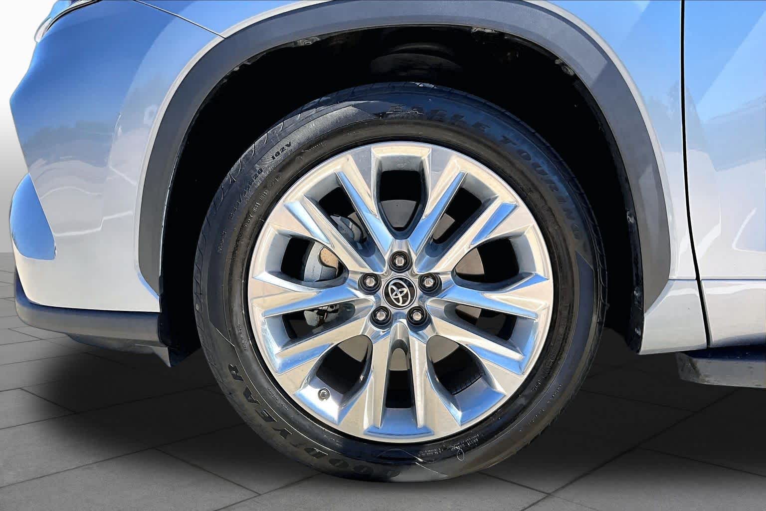 2022 Toyota Highlander photo 11 of 37