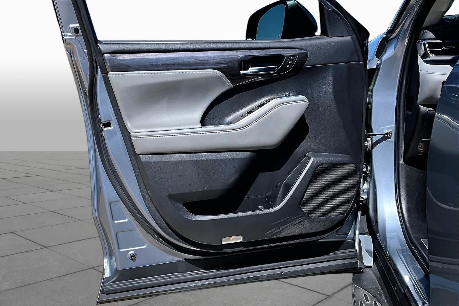 2022 Toyota Highlander photo 22 of 37