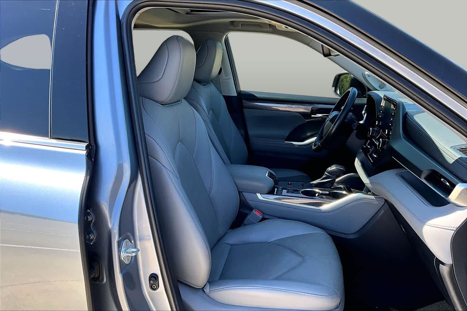 2022 Toyota Highlander photo 9 of 37