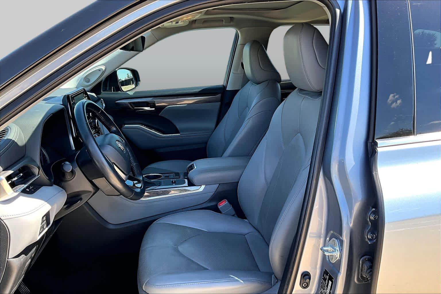 2022 Toyota Highlander photo 8 of 37