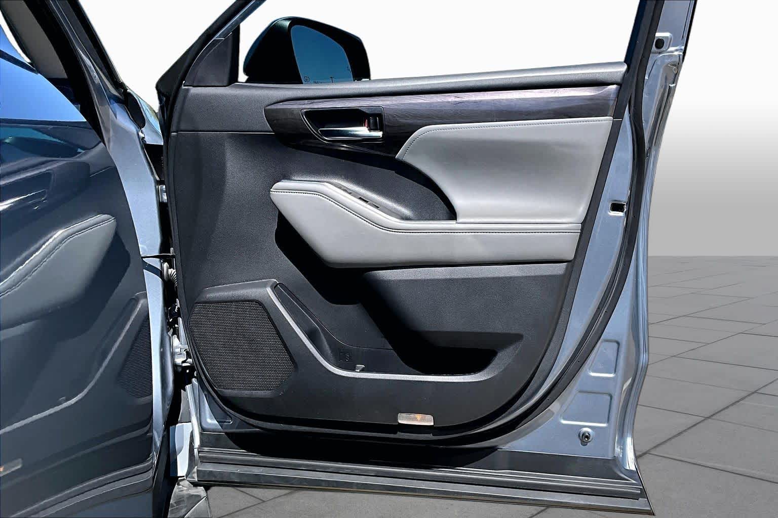 2022 Toyota Highlander photo 23 of 37