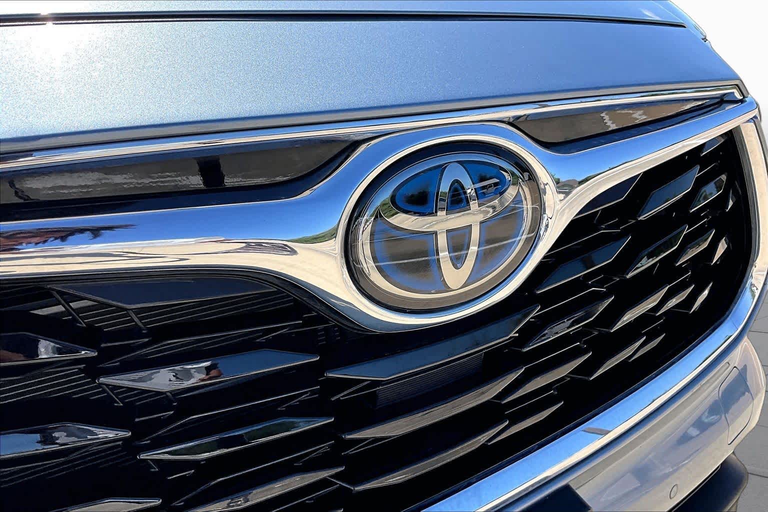 2022 Toyota Highlander photo 30 of 37