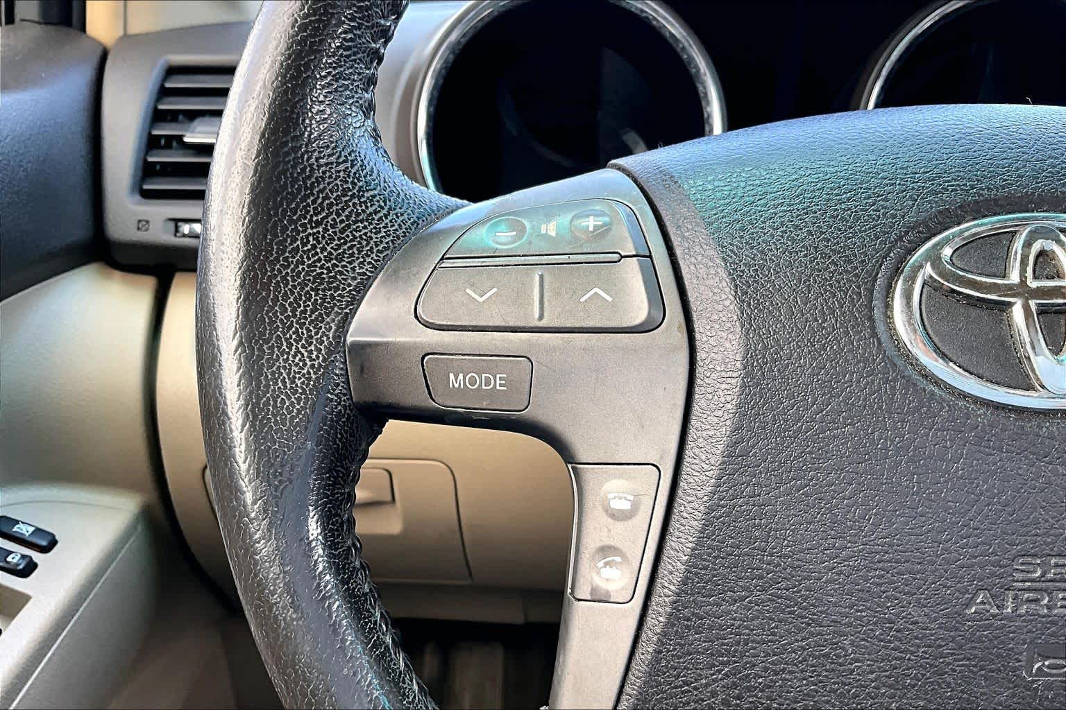 2010 Toyota Highlander photo 18 of 31