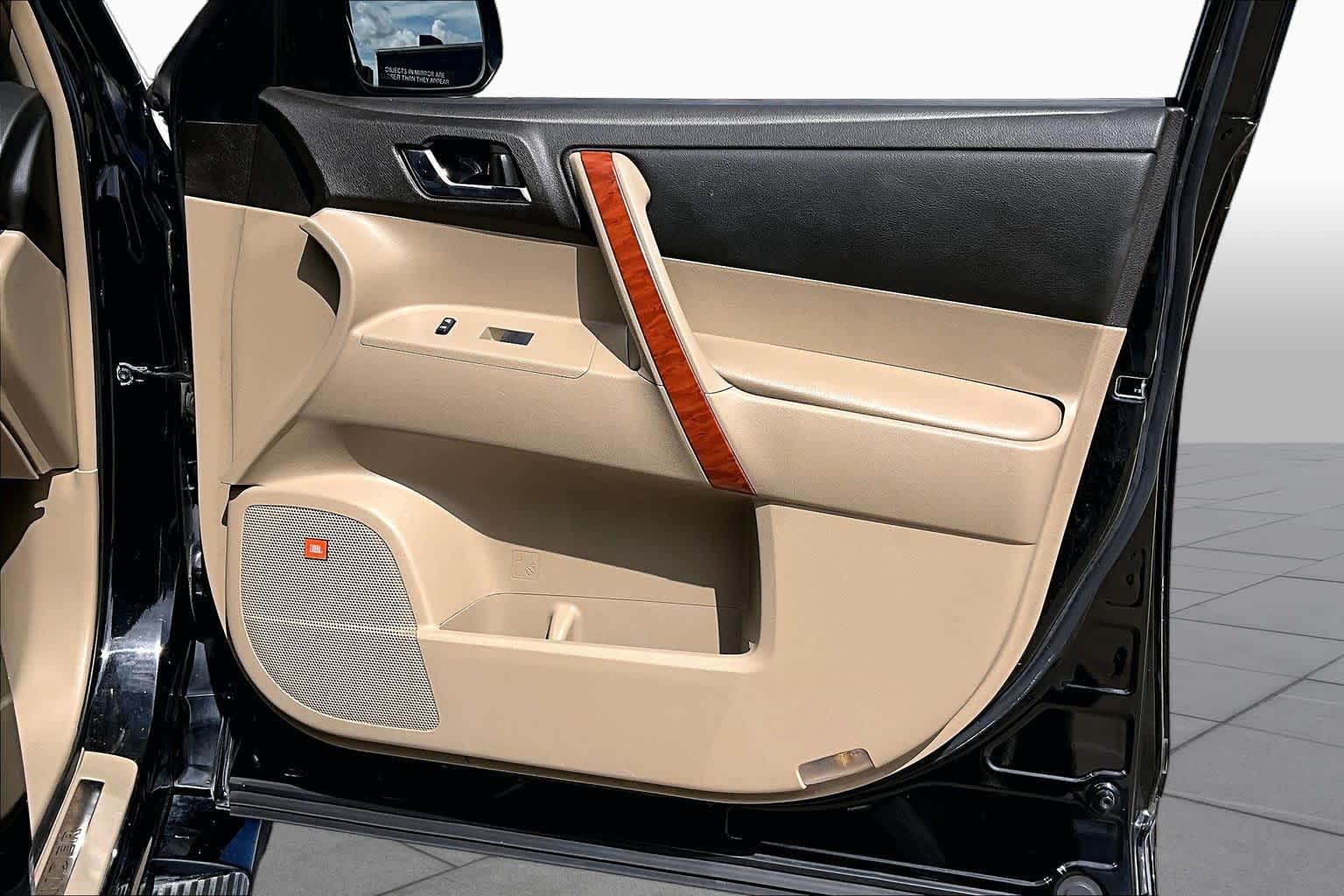 2010 Toyota Highlander photo 17 of 31
