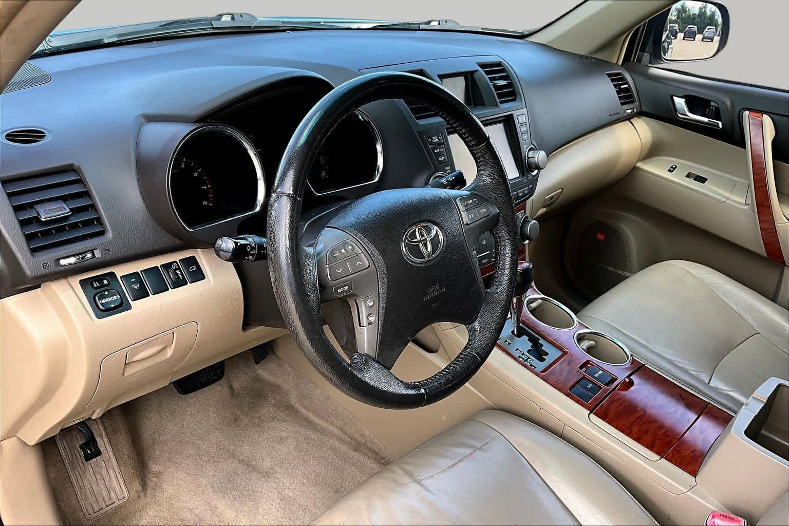 2010 Toyota Highlander photo 12 of 31