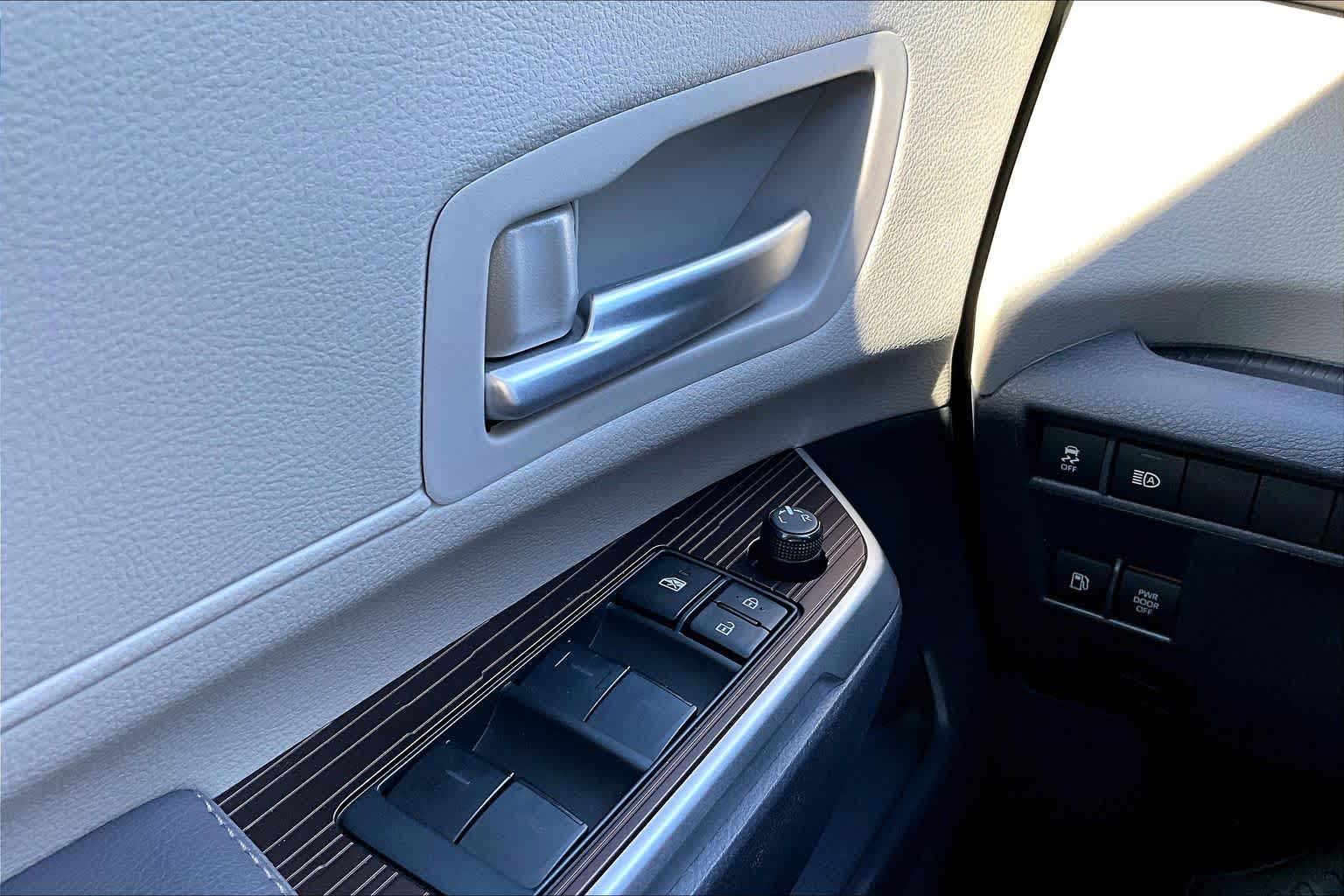 2023 Toyota Sienna XLE Wind Chill Pearl at Mac Haik Ford