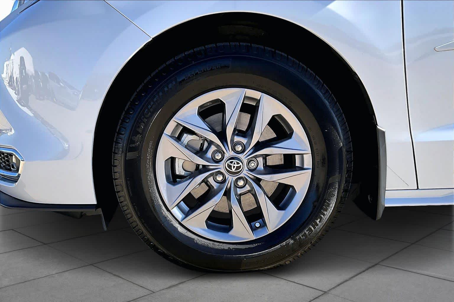 2023 Toyota Sienna XLE Wind Chill Pearl at Mac Haik Ford