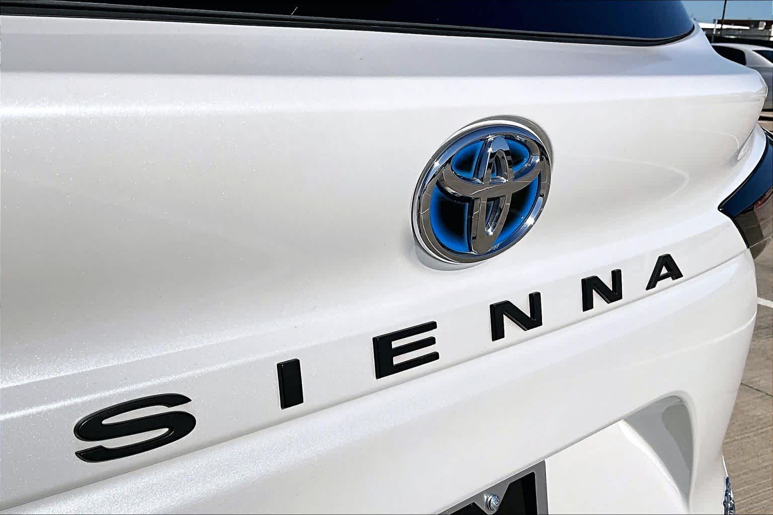 2023 Toyota Sienna XLE Wind Chill Pearl at Mac Haik Ford