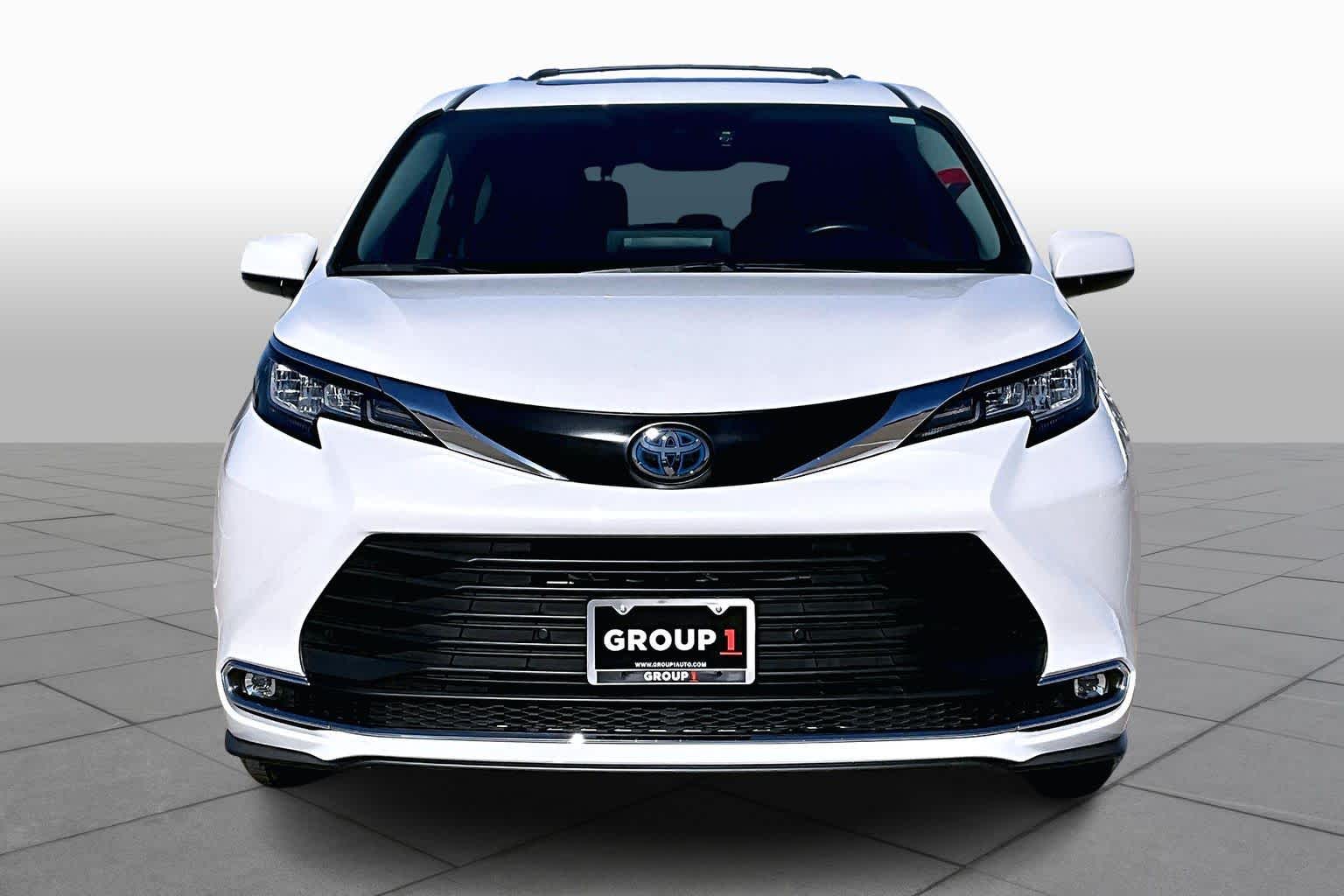 2023 Toyota Sienna XLE Wind Chill Pearl at Mac Haik Ford