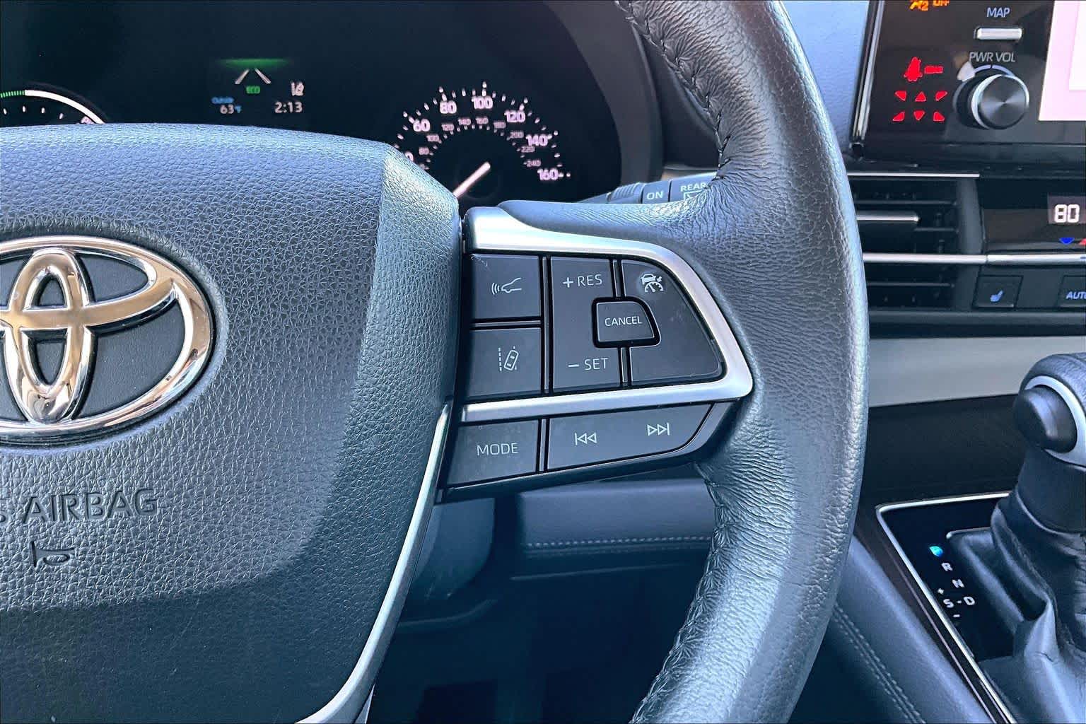 2023 Toyota Sienna XLE Wind Chill Pearl at Mac Haik Ford