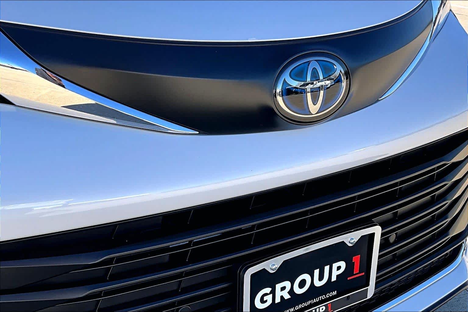 2023 Toyota Sienna XLE Wind Chill Pearl at Mac Haik Ford