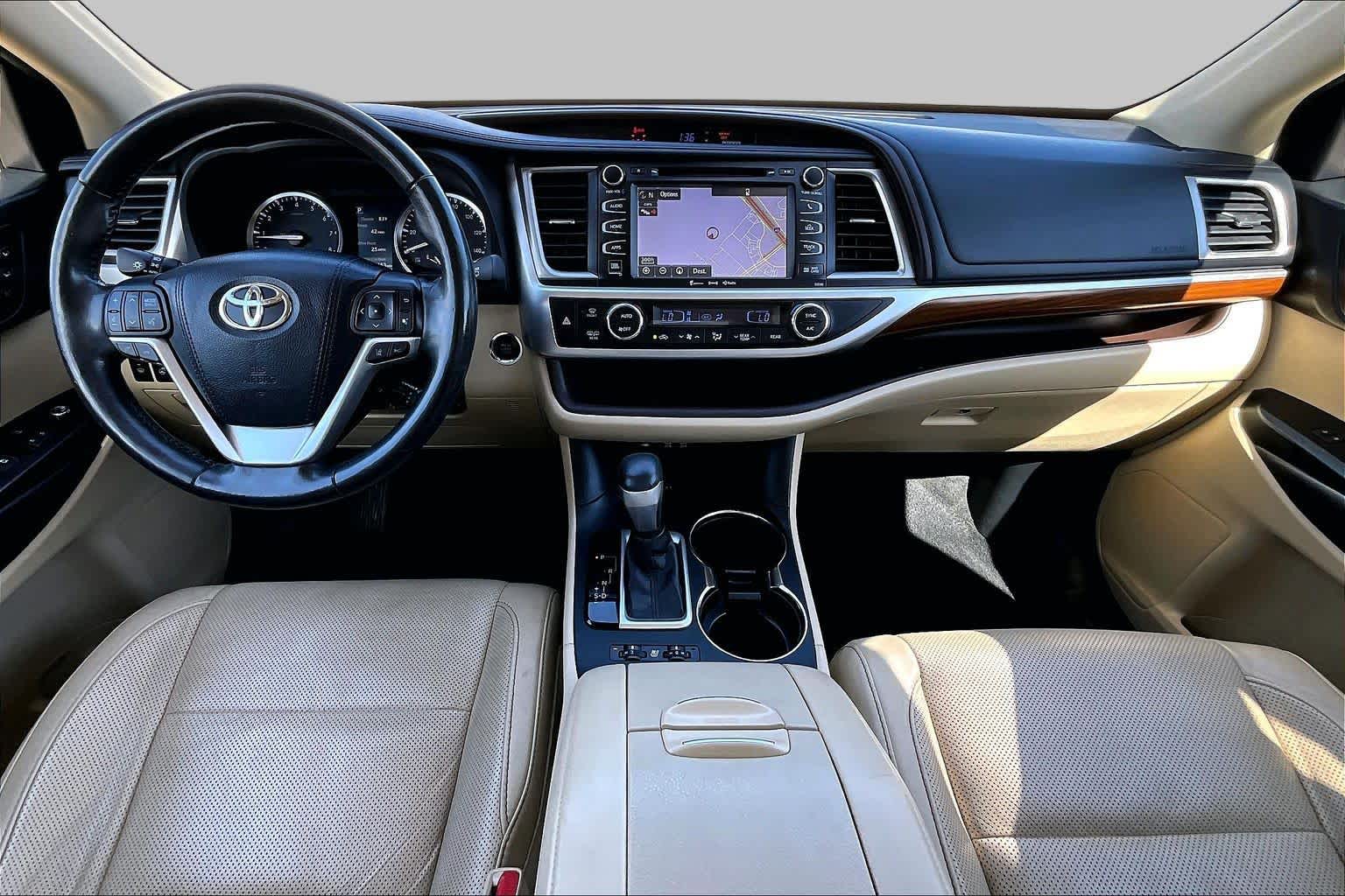 2017 Toyota Highlander photo 15 of 34