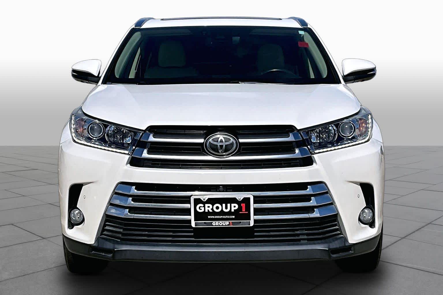 2017 Toyota Highlander photo 4 of 34