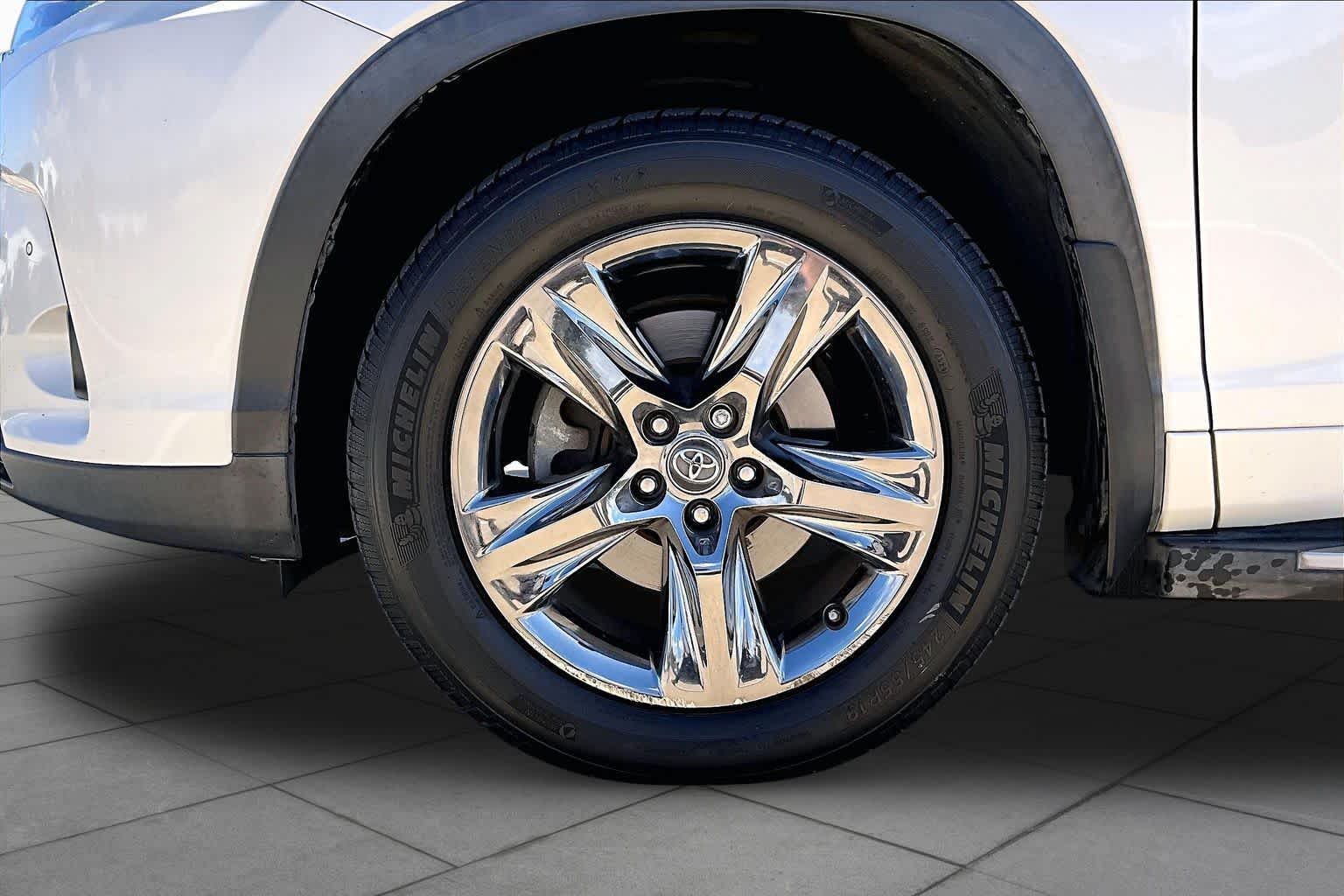 2017 Toyota Highlander photo 11 of 34