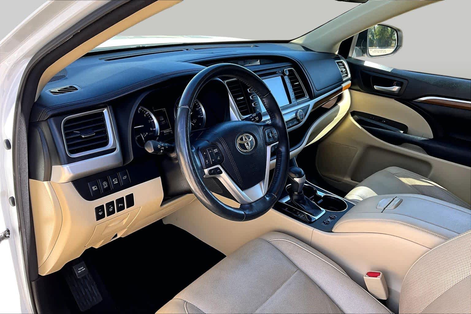 2017 Toyota Highlander photo 17 of 34