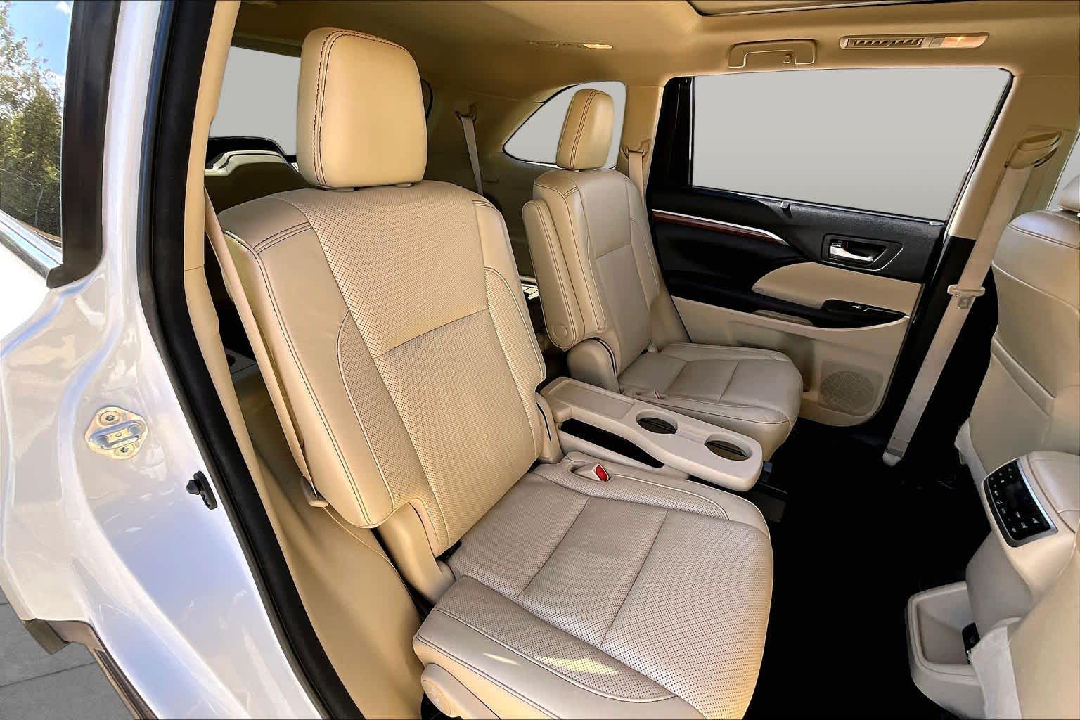 2017 Toyota Highlander photo 19 of 34
