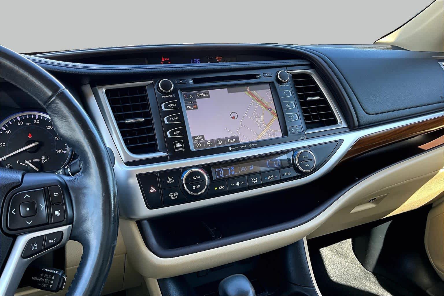 2017 Toyota Highlander photo 7 of 34