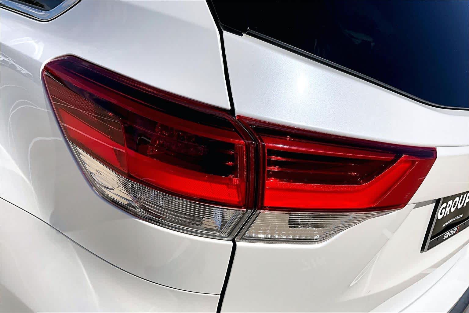 2017 Toyota Highlander photo 27 of 34