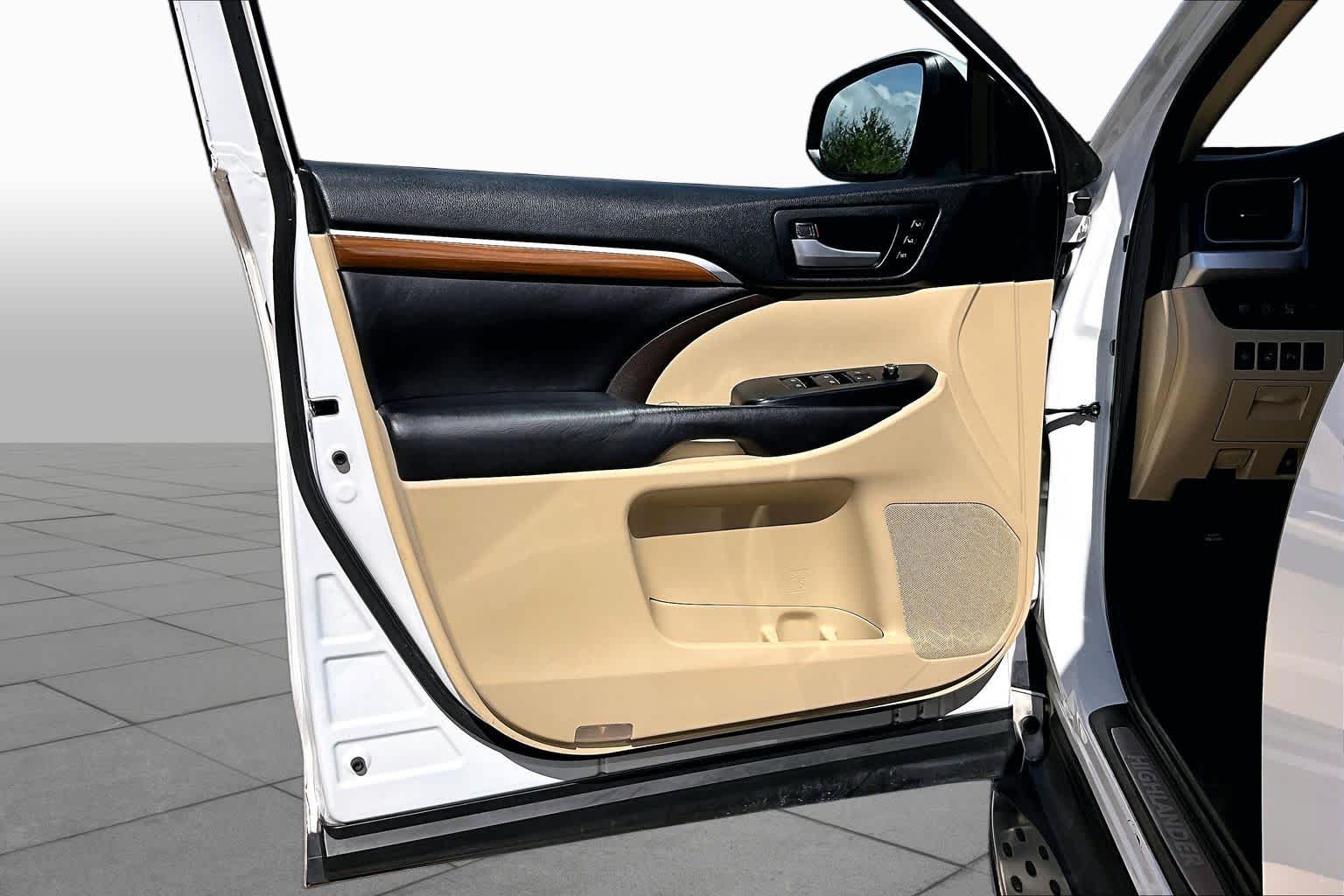 2017 Toyota Highlander photo 21 of 34