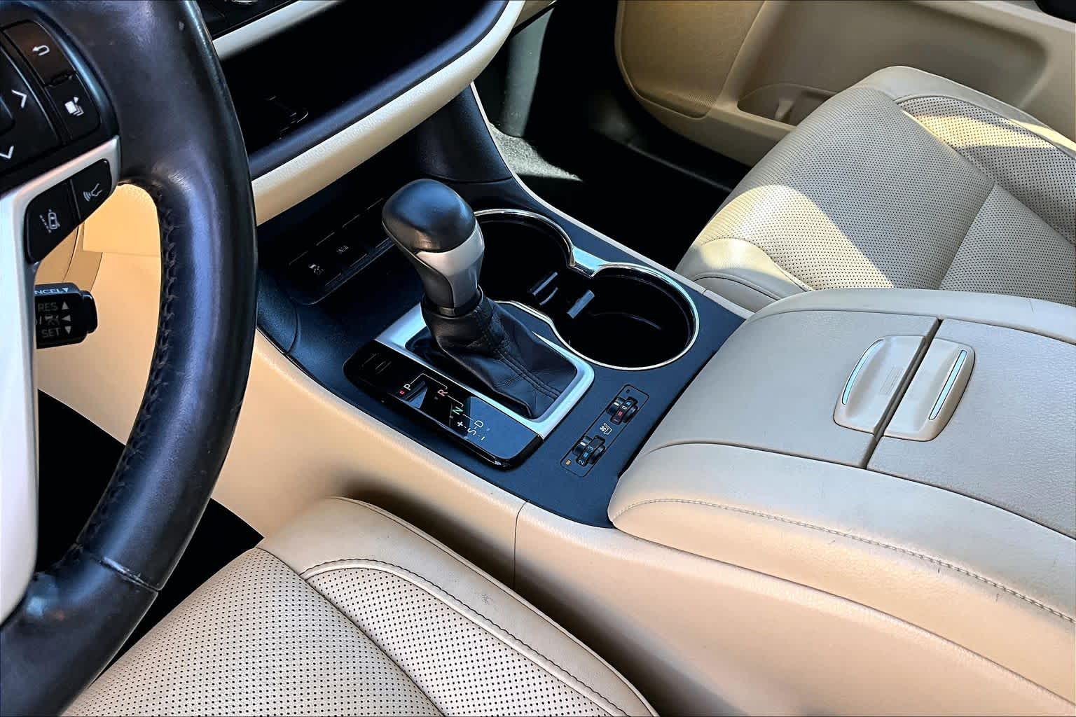 2017 Toyota Highlander photo 16 of 34