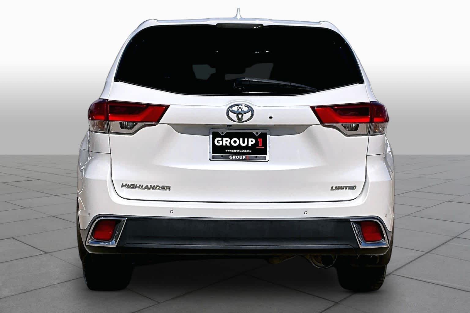 2017 Toyota Highlander photo 5 of 34