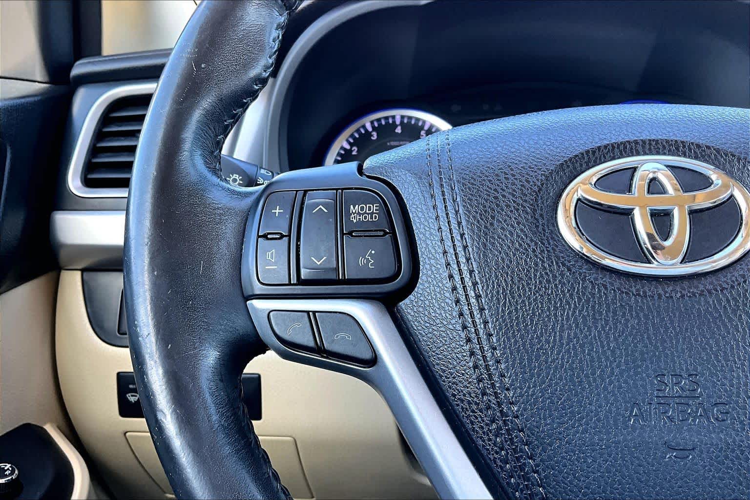 2017 Toyota Highlander photo 23 of 34