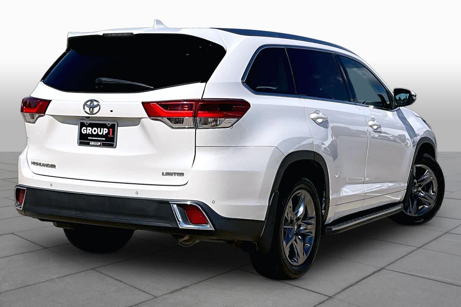 2017 Toyota Highlander photo 13 of 34