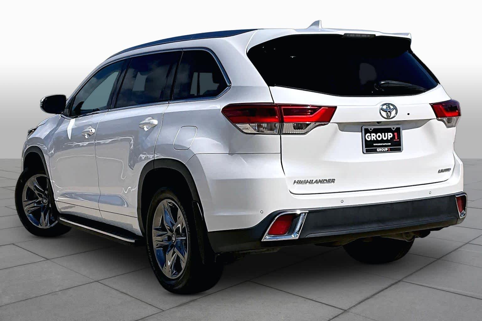 2017 Toyota Highlander photo 12 of 34