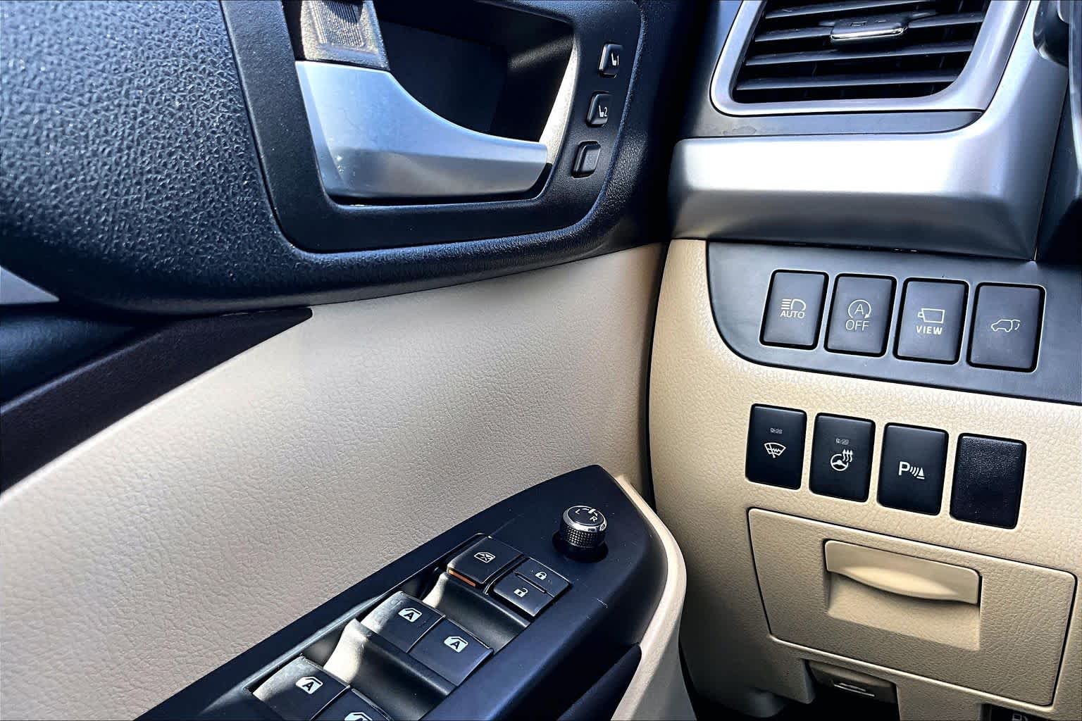 2017 Toyota Highlander photo 33 of 34
