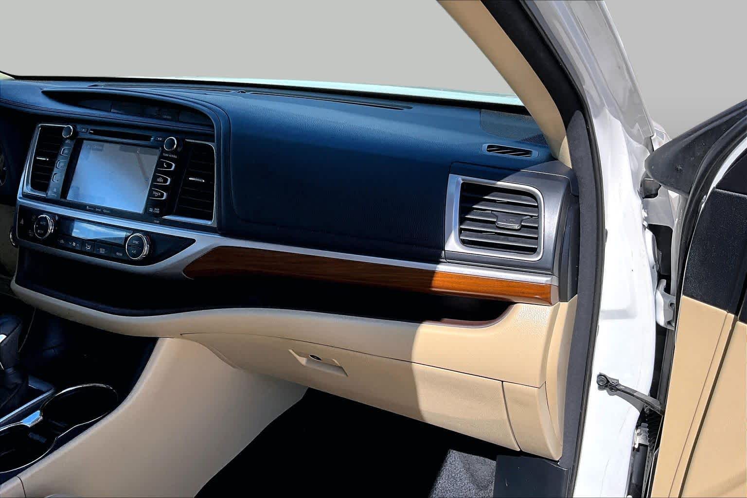 2017 Toyota Highlander photo 18 of 34