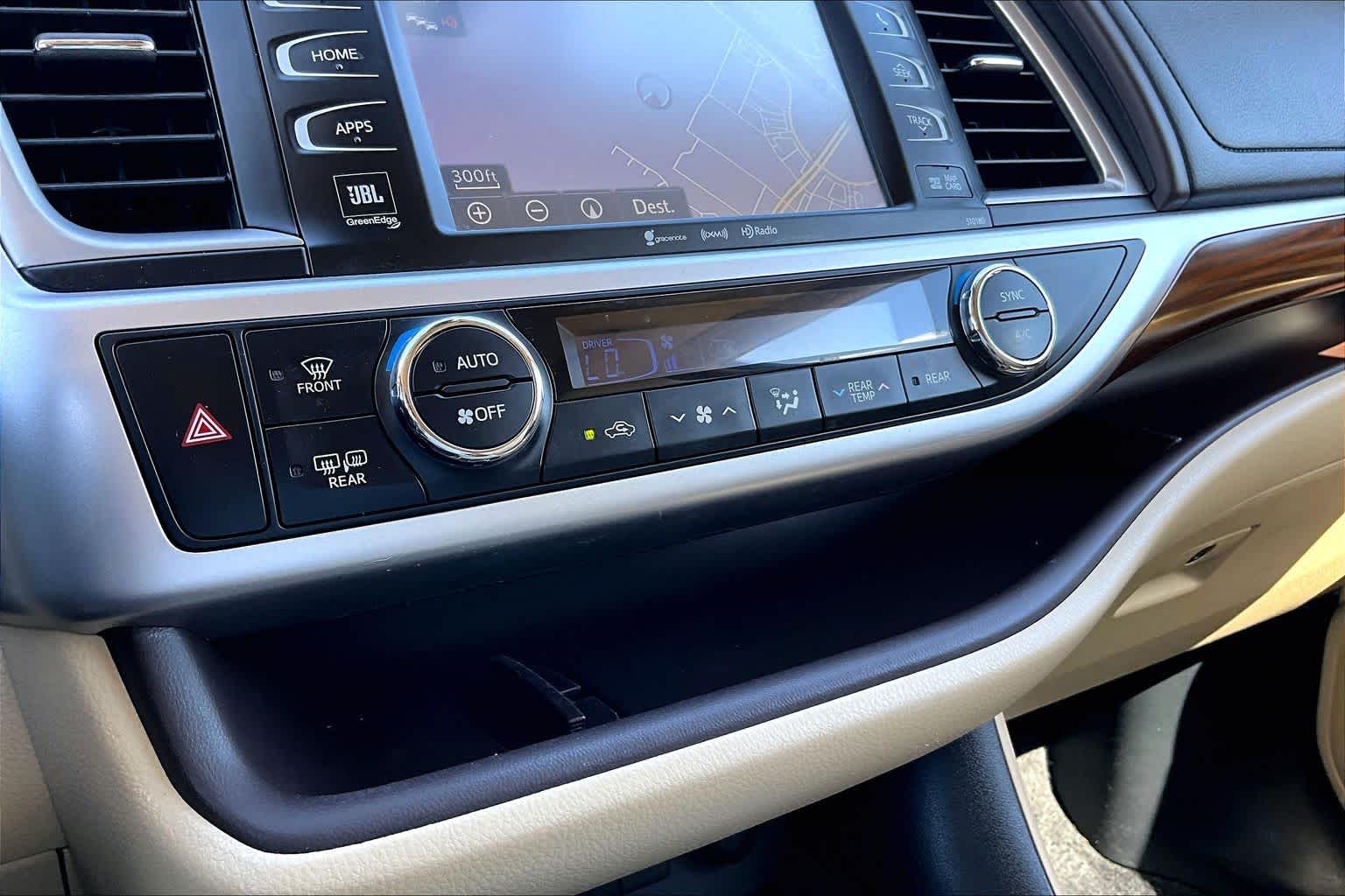 2017 Toyota Highlander photo 32 of 34