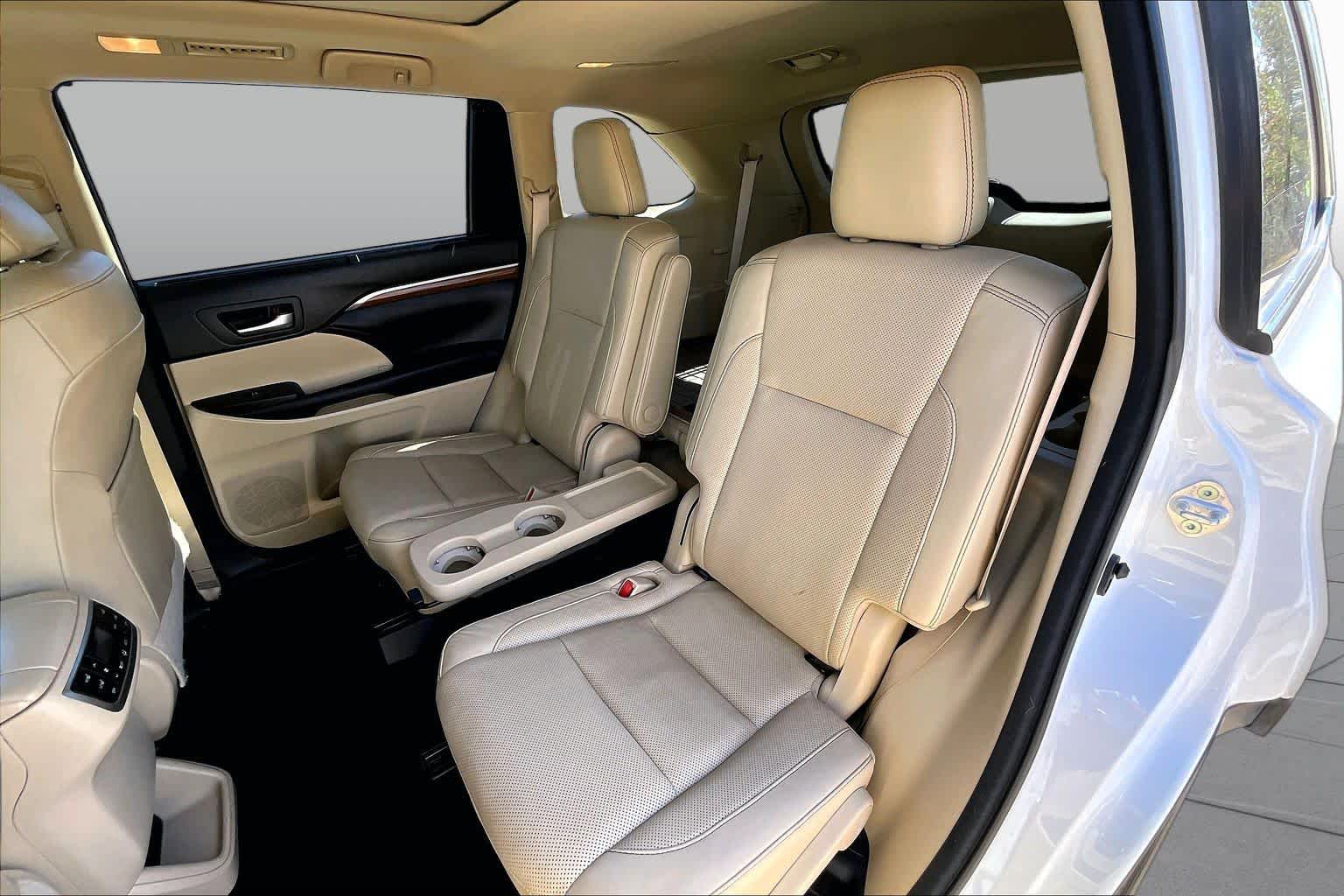 2017 Toyota Highlander photo 20 of 34