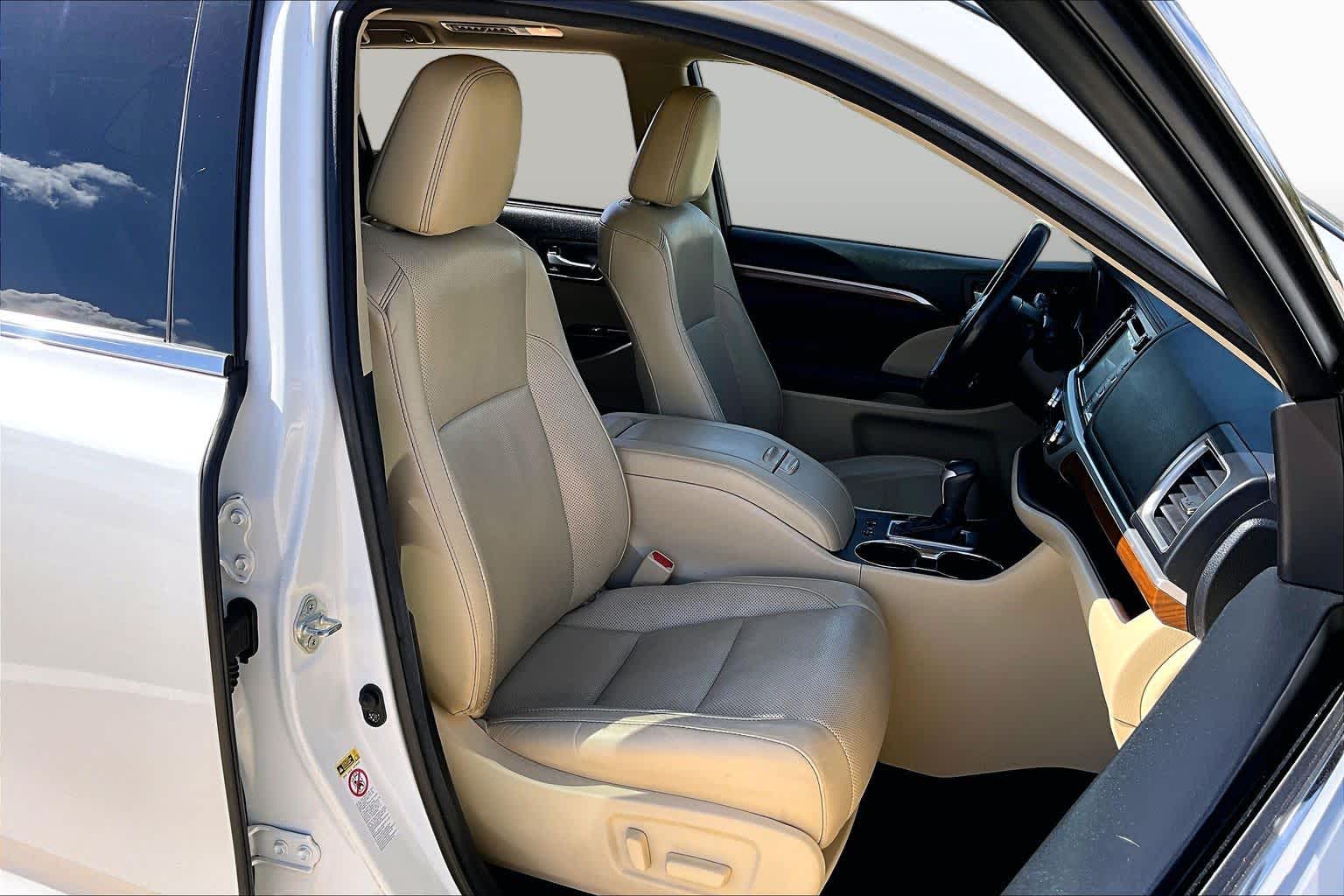 2017 Toyota Highlander photo 9 of 34
