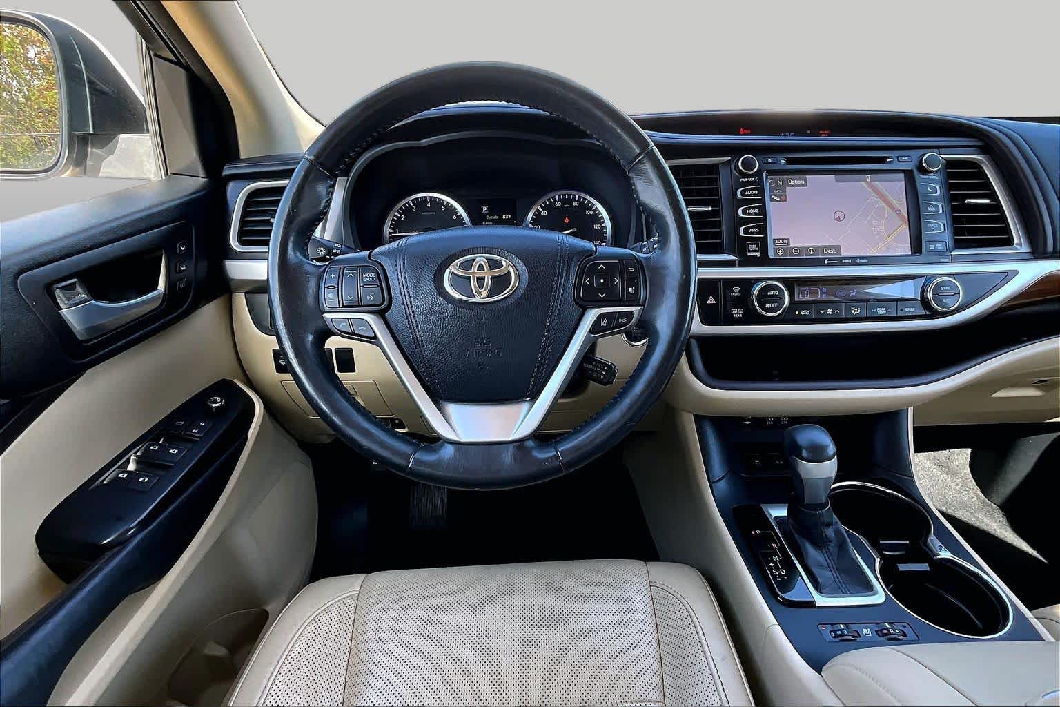 2017 Toyota Highlander photo 6 of 34