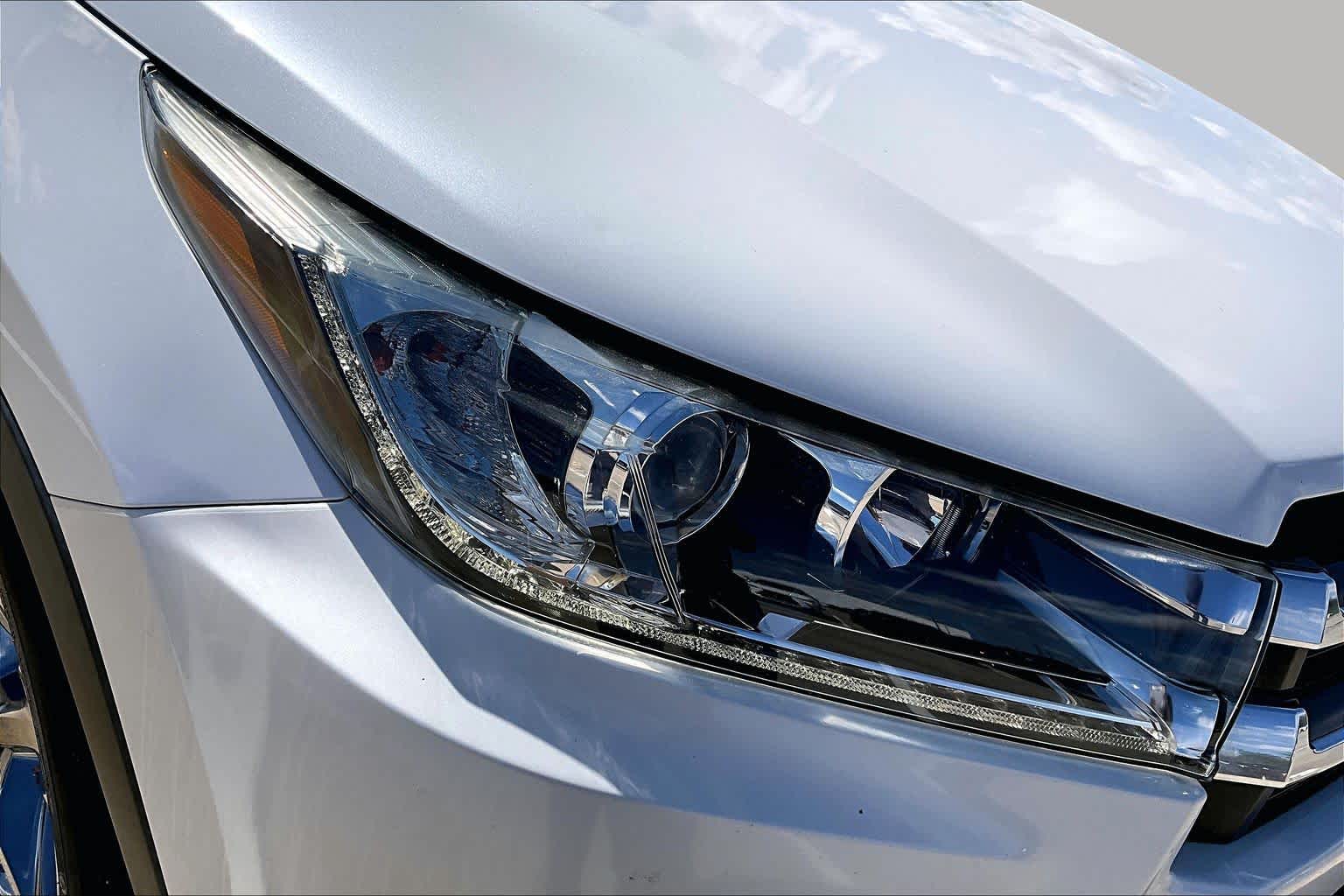 2017 Toyota Highlander photo 26 of 34