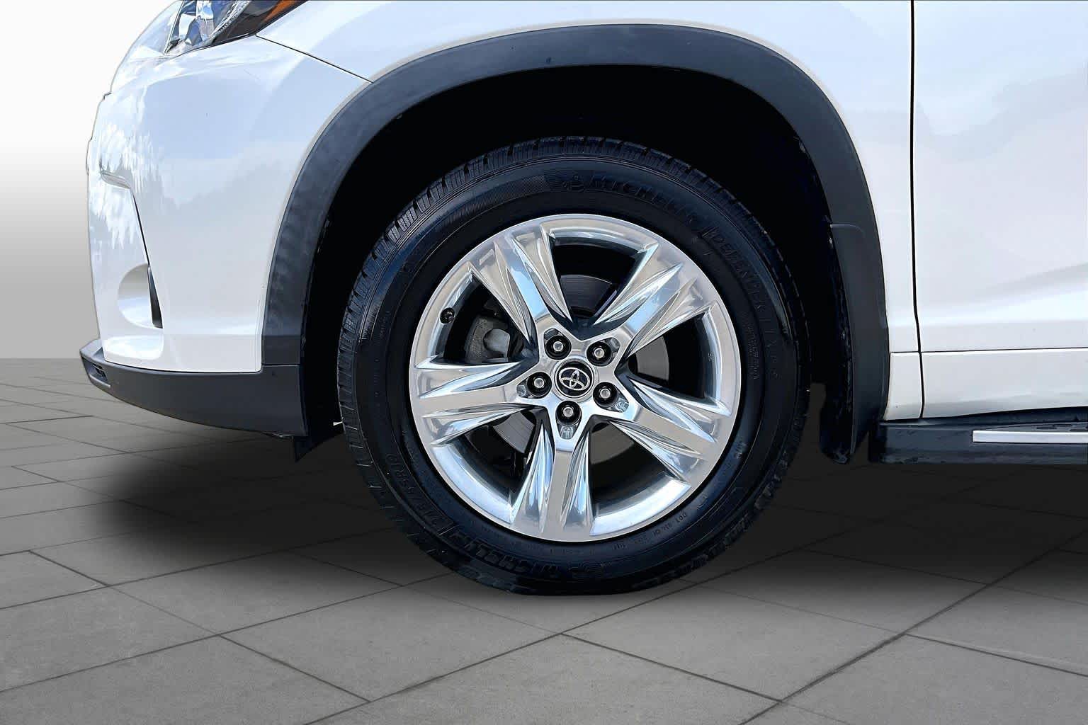 2019 Toyota Highlander Limited Blizzard Pearl at Beck & Masten Kia